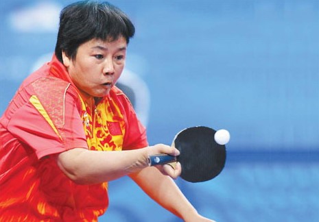 Atleta Xialing Zhang rebatendo