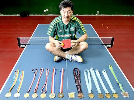 Hugo Hoyama com suas medalhas