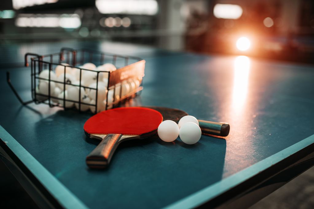 mesa raquete e bolas
