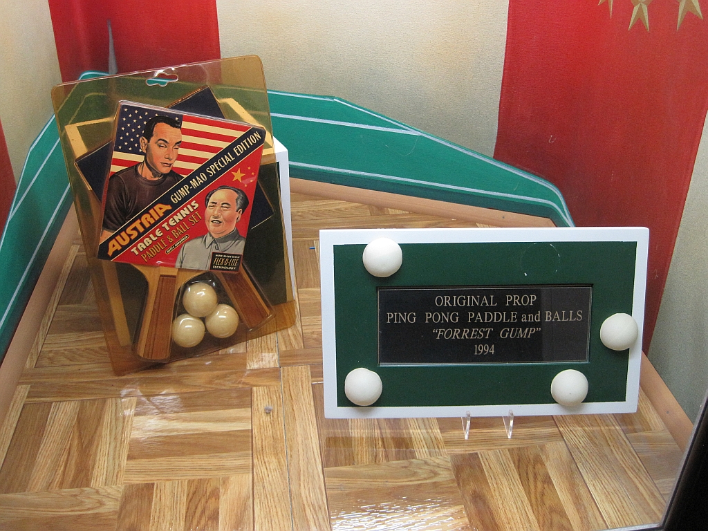 memorabilia do filme forrest gump com referência ao ping pong